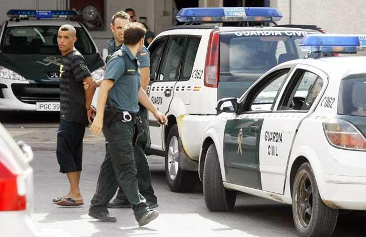 Efectivos de la Guardia Civil tras detener en Torrevieja a uno de los inmigrantes