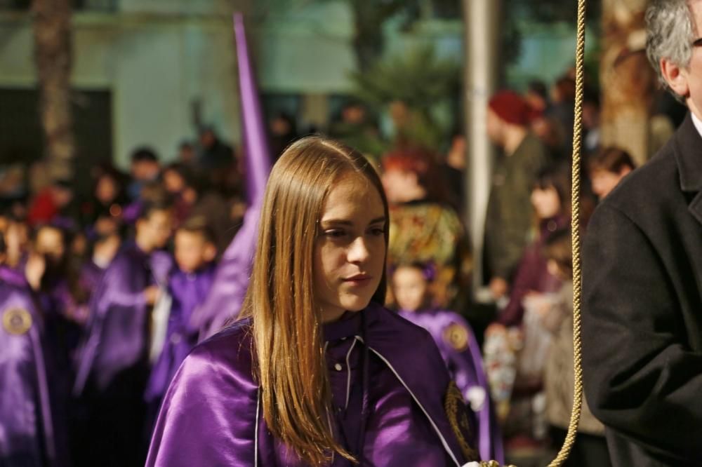 Miles de personas contemplaron el paso de las imágenes de las seis cofradías que participan en Lunes Santo