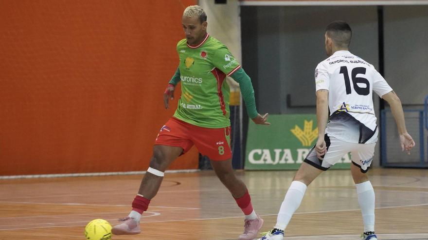 Magi conduce el cuero ante Deporcyl Guardo en el Ángel Nieto.