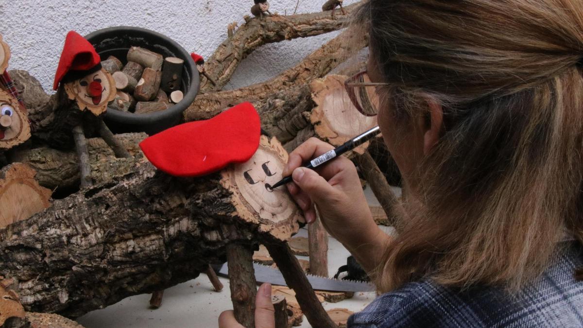 La mare d'Esther Rovira, pintant tions a mà