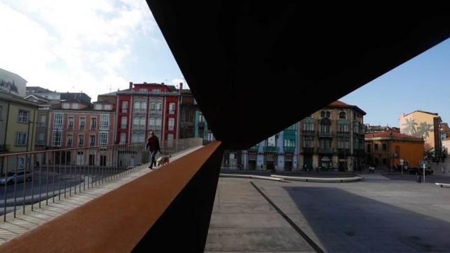 El casco histórico de Avilés, desde la &quot;Grapa&quot; que da acceso al Centro Niemeyer.