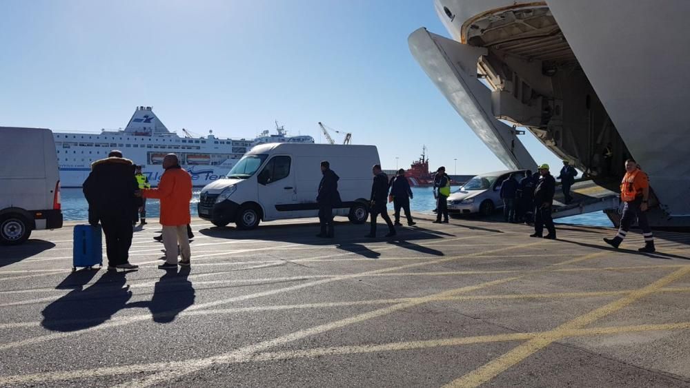 Fähre legt nach einem Brand in Port d'Alcúdia an