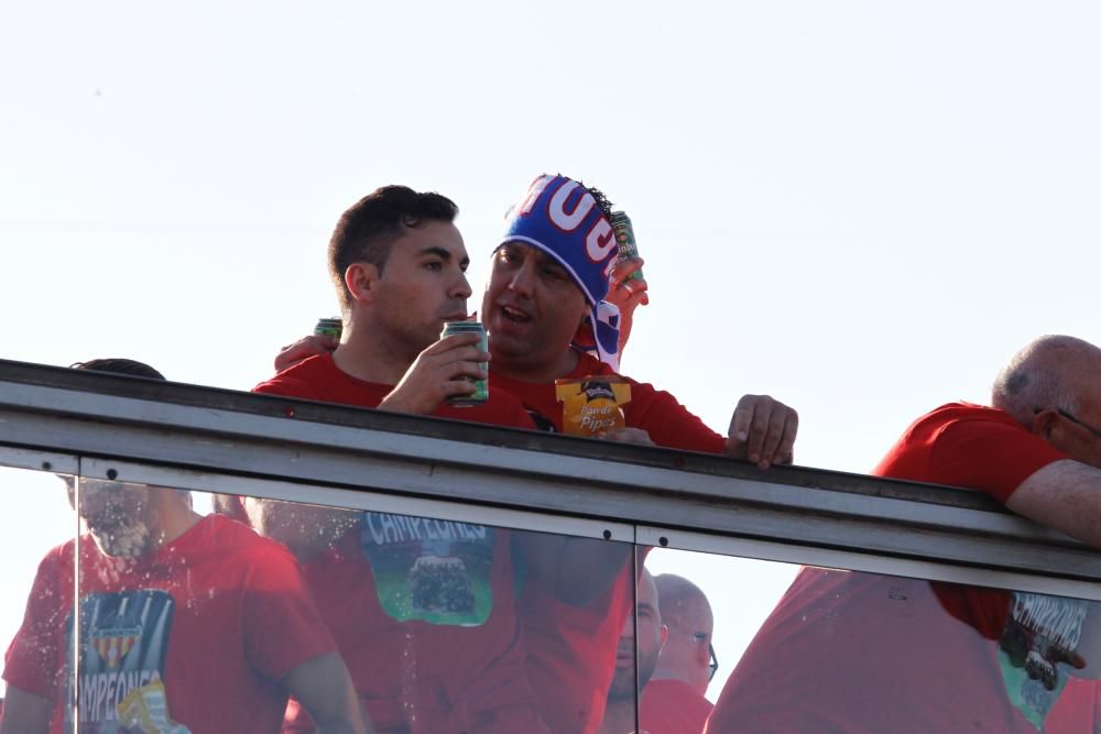 El Atlético Saguntino celebra el título de campeón por todo lo alto