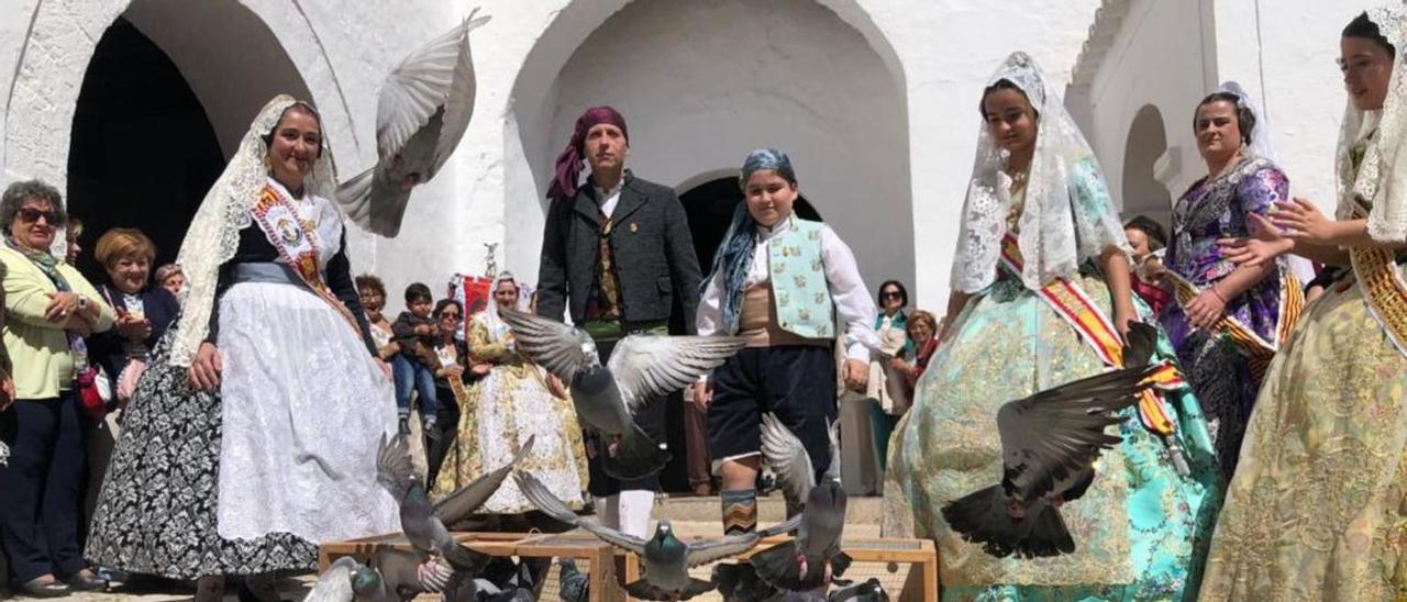 Imagen de la suelta de palomas a la salida de la iglesia.