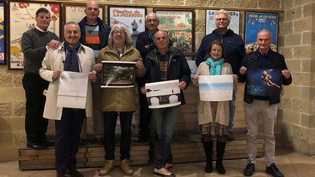 Los componentes de jurado, con las fotografías premiadas.