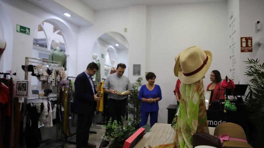 El delegado diocesano de Córdoba bendice la tienda de ropa de segunda mano de Cáritas