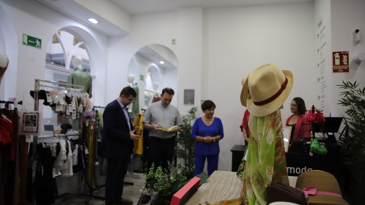 El delegado diocesano de Córdoba, Pedro Cabello, durante la bendición de la tienda de Cáritas Córdoba Moda Re  de ropa usada.