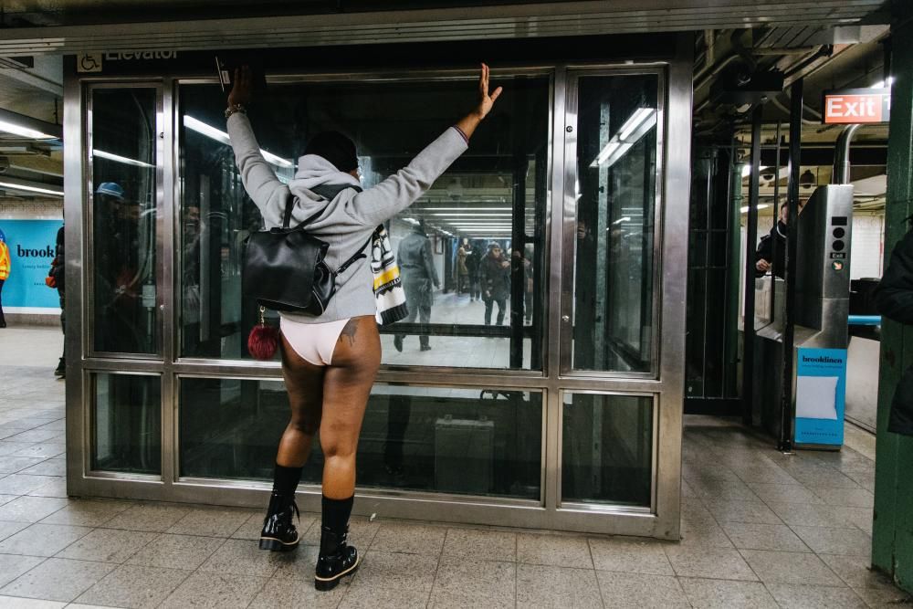 Los neoyorquinos toman el metro sin pantalones