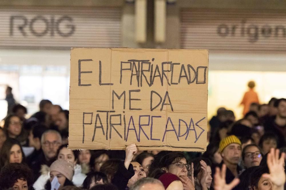 Centenars de persones surten al carrer el 8M