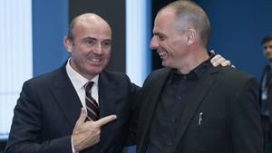 Guindos y Varoufakis, en una reunión del Eurogrupo en Luxemburgo, el pasado junio.