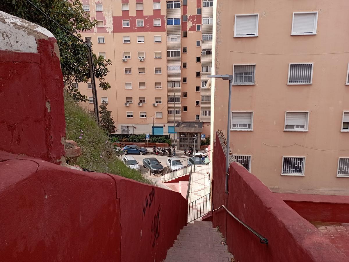 La escalera que enlaza Mangas Verdes con Parque del Sur.