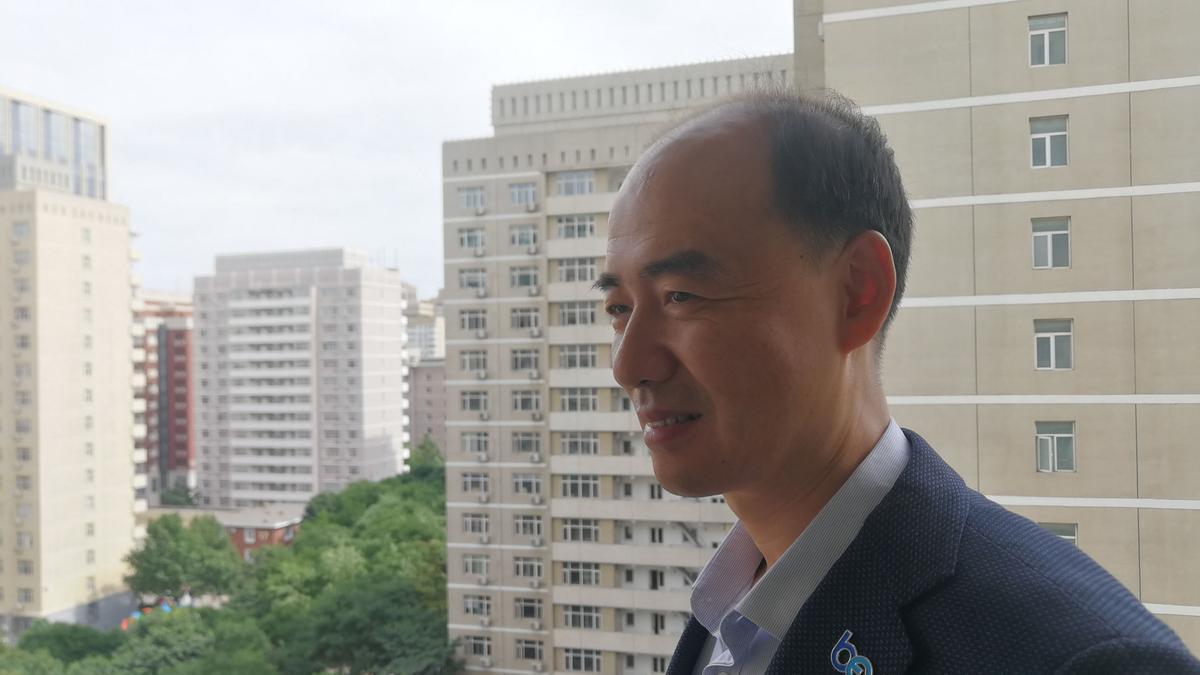 El activista medioambiental chino Ma Jun en su despacho de Pekín