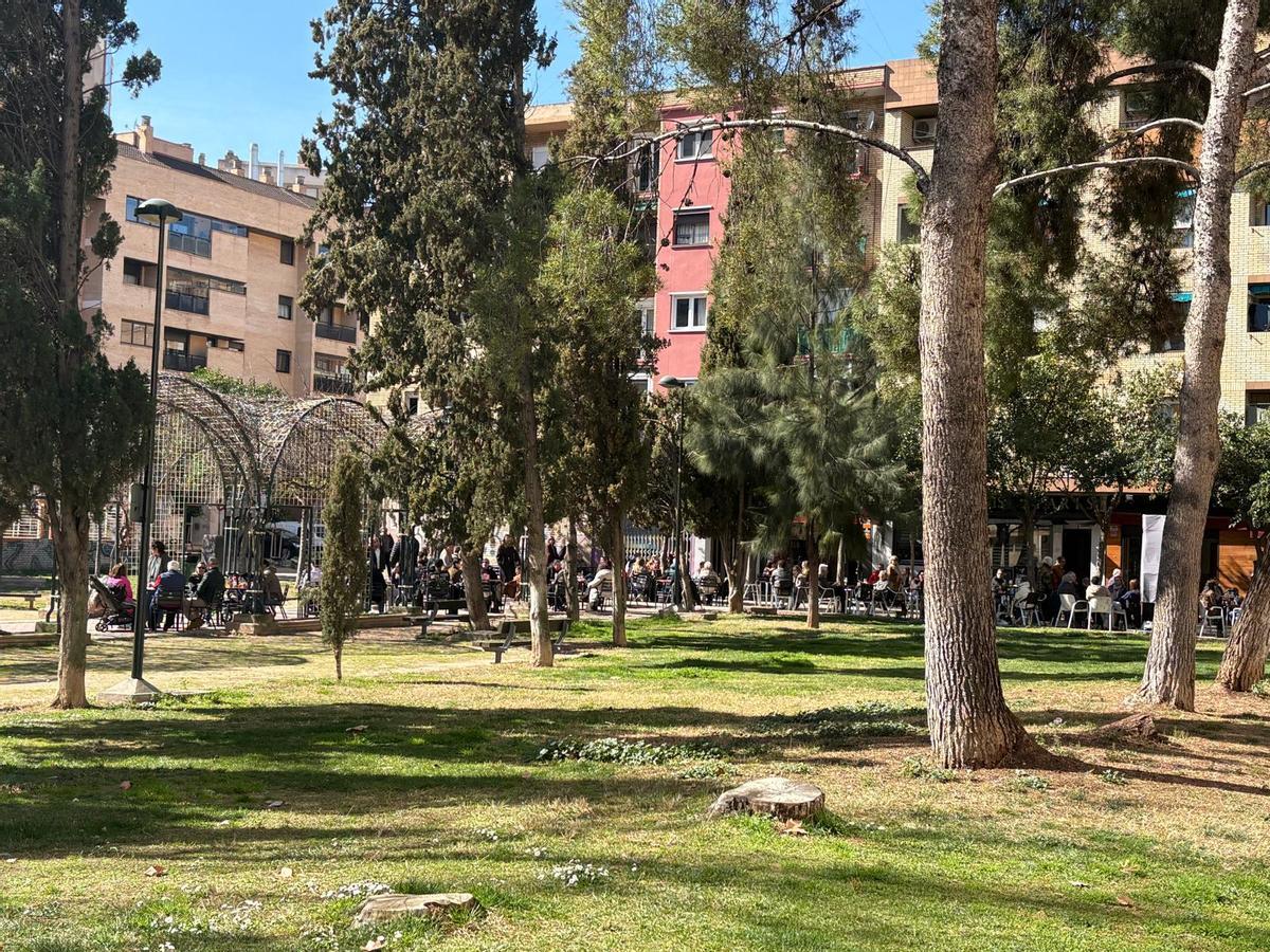 Decenas de personas disfrutan del sol en las terrazas del entorno de La Bozada.