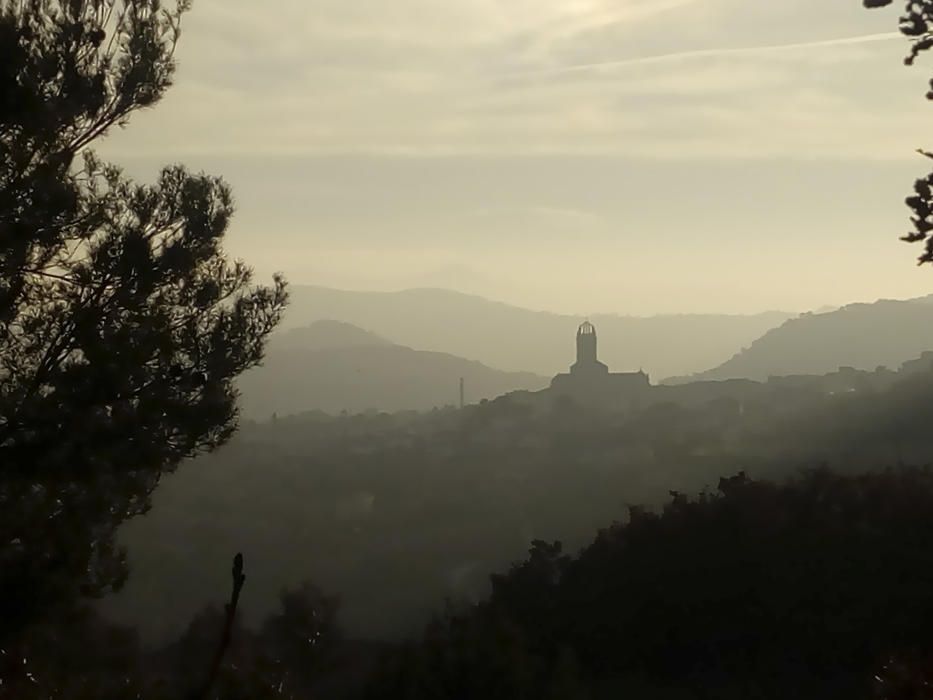 Boirina. La calitja de la tarda difuminava la vila de Moià a l’horitzó. Poca cosa es deixava veure tret del campanar