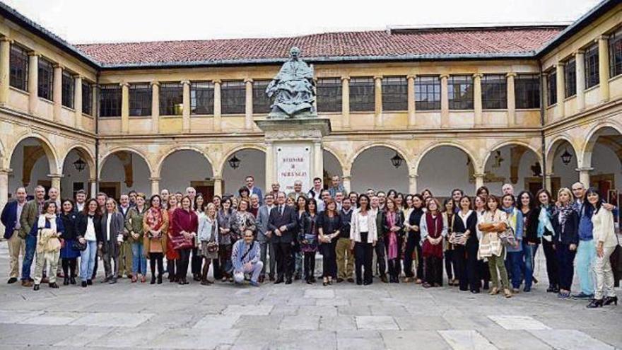 Los licenciados de 1990, en el patio de la Universidad.