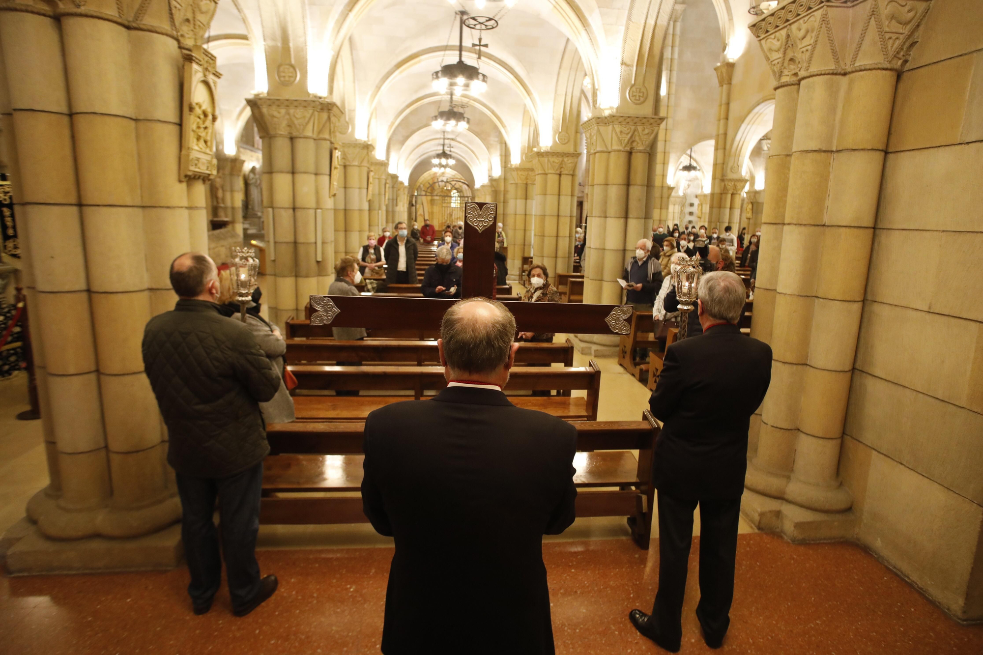 Celebración del Vía Crucis en la iglesia de San Pedro en Viernes Santo