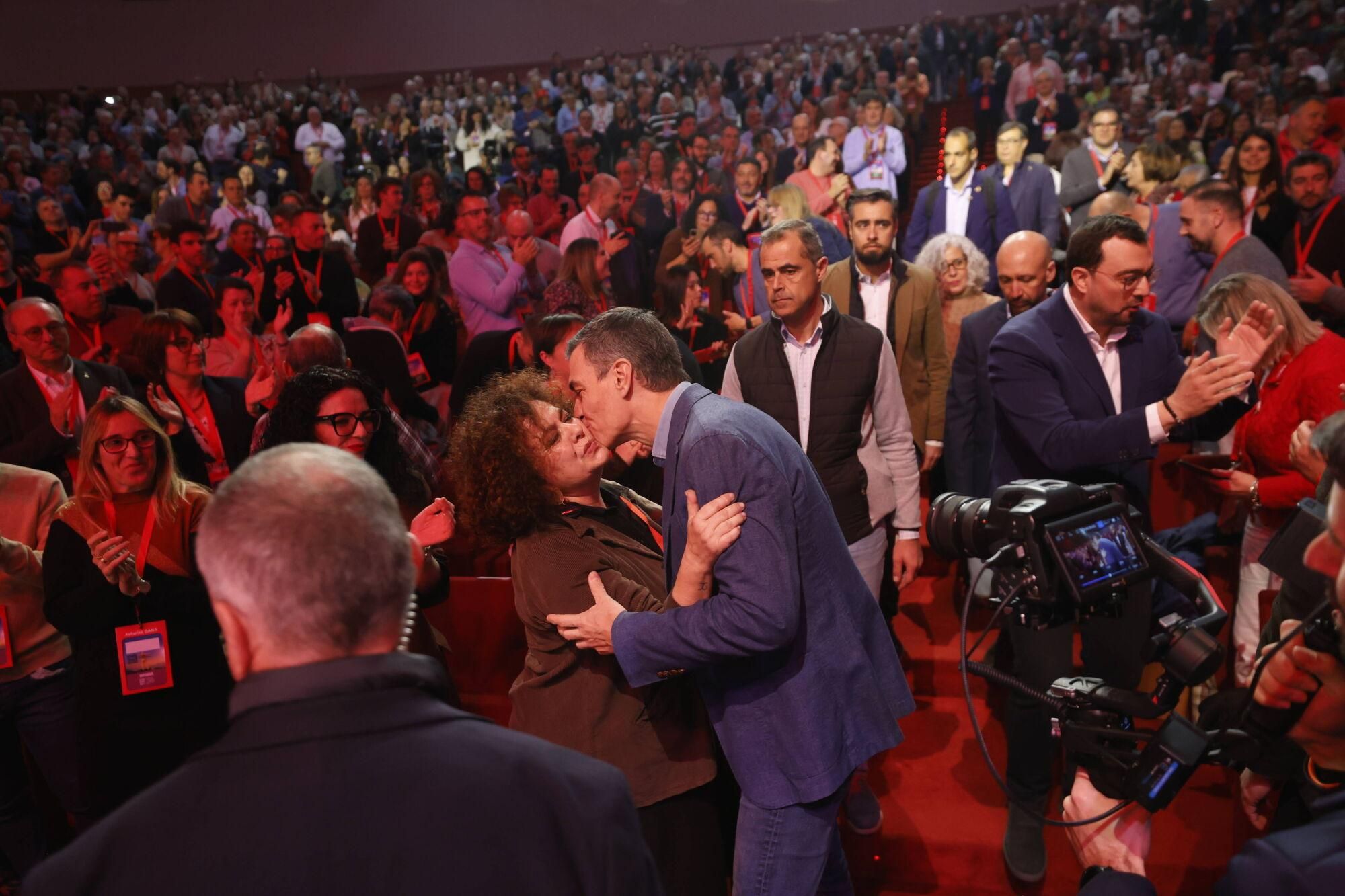EN IMÁGENES: Pedro Sánchez y Adrián Barbón abren el congreso del PSOE asturiano