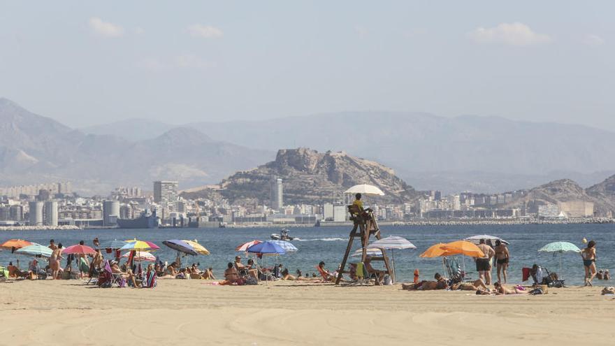 Una mujer de 60 años muere ahogada en la playa de Urbanova en Alicante