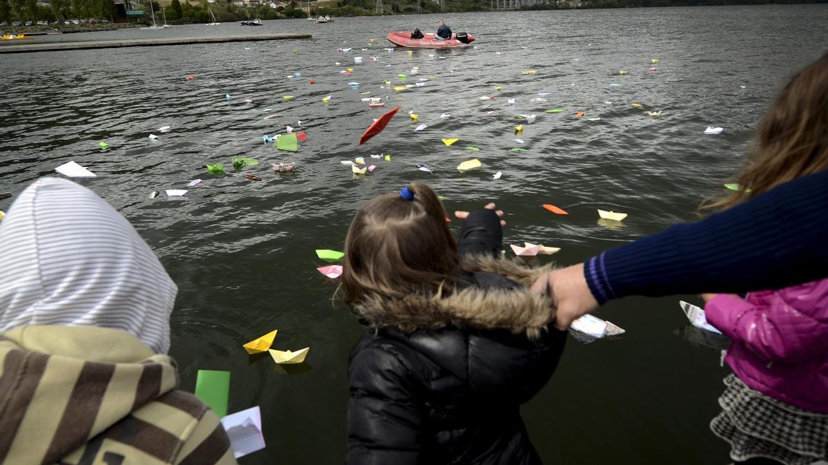 Suelta de barcos de papel.