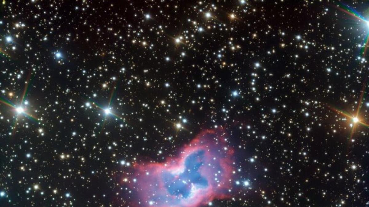 Una nebulosa espacial con forma de crisálida se convierte en mariposa