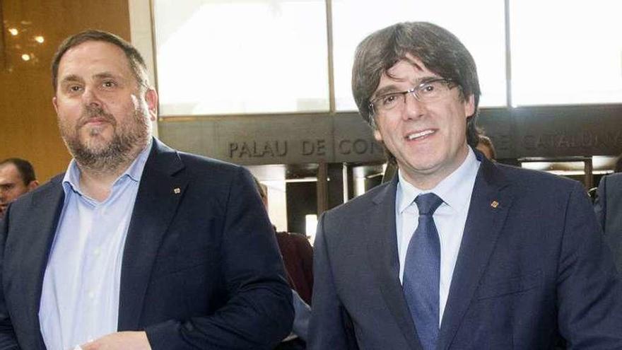 Junqueras y Puigdemont, ayer, en un acto proreferéndum. // Efe