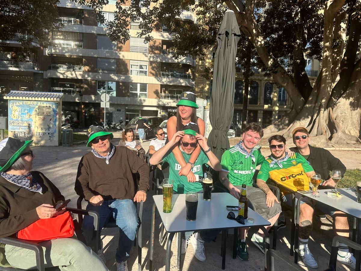 Gorro de Guiness y pañuelo fallero para el 17 de marzo en el River Bar.