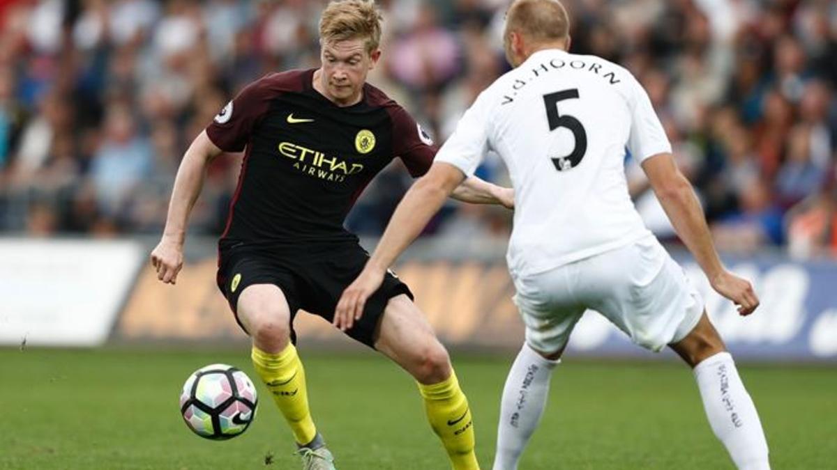 De Bruyne trata de desbordar a Van der Hoorn en el Swansea-Manchester City del pasado sábado