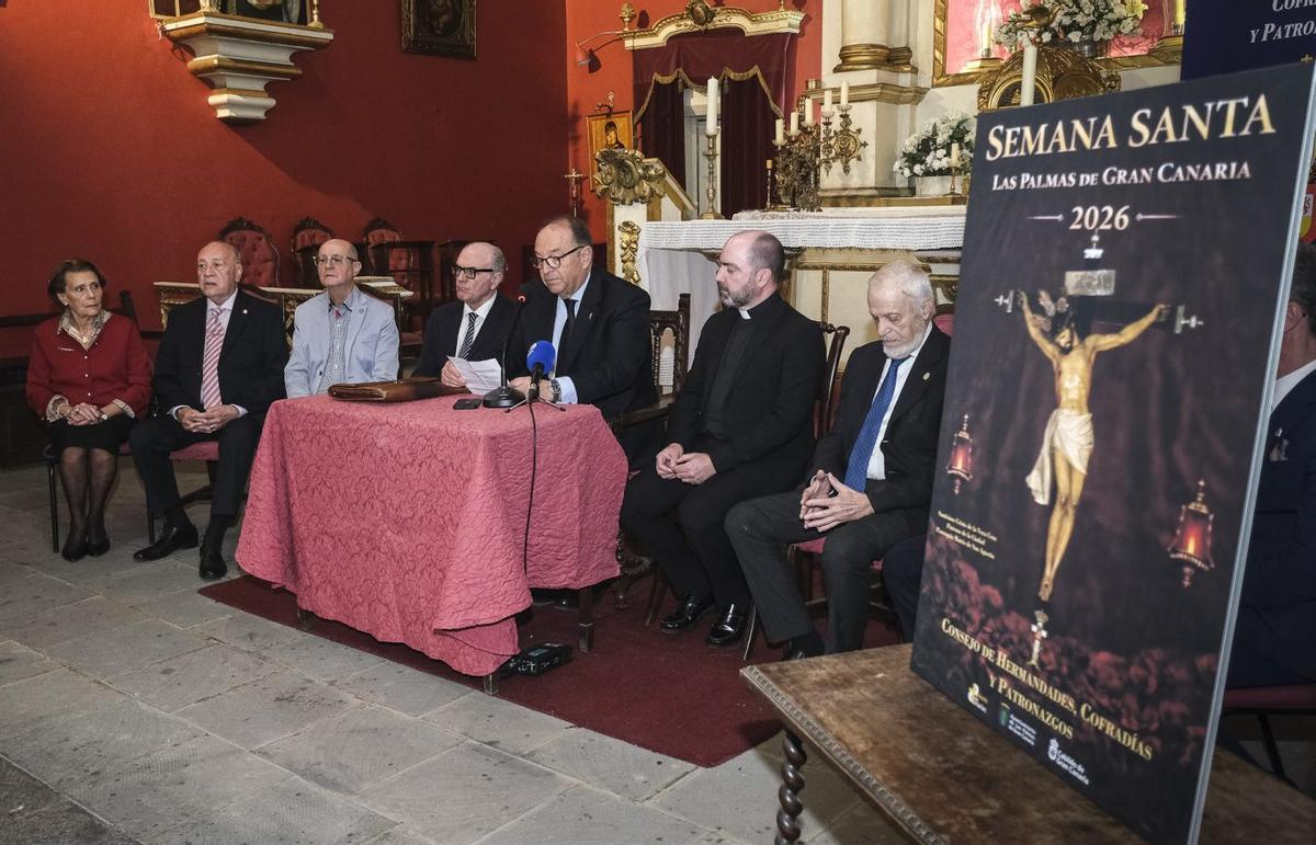 Por la izquierda, Dolores Ojeda, José M. Olivares, Ramón Fernández-Caro, Fernando Canellada, el presidente Lino Chaparro, José Antonio Perdigones y Miguel Rodríguez, junto al cartel de la Semana Santa.  | JOSÉ PÉREZ CURBELO