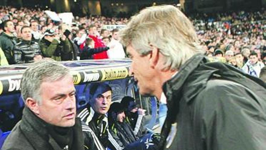 Mourinho y Pellegrini se saludan al inicio del Madrid-Málaga.