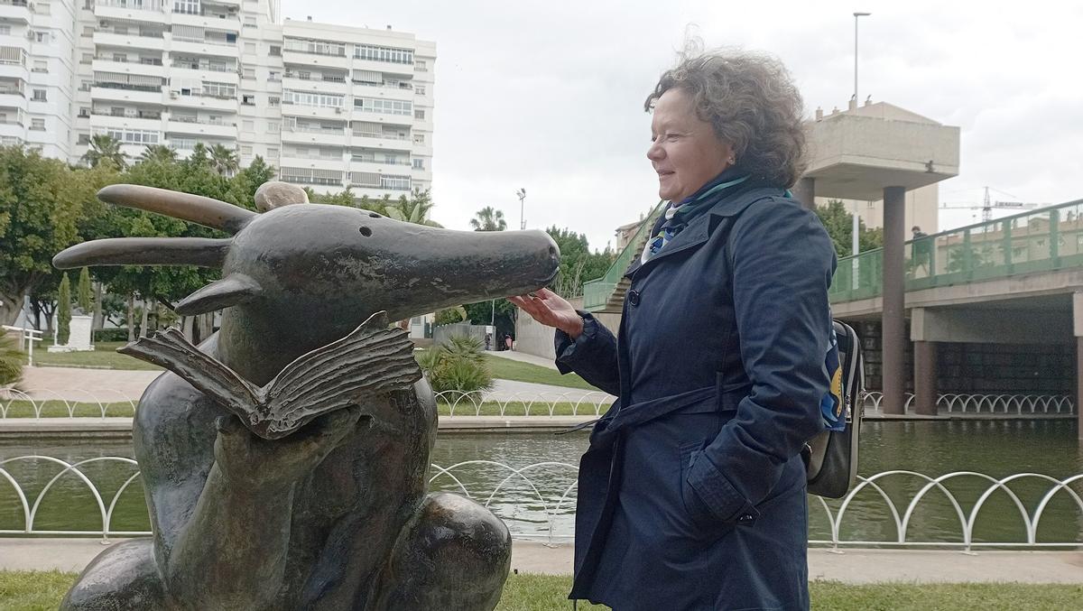 Alicia von Reiswitz , en abril junto a ‘El audiolibro’, una de las esculturas más famosas de su padre, para el Parque del Oeste.