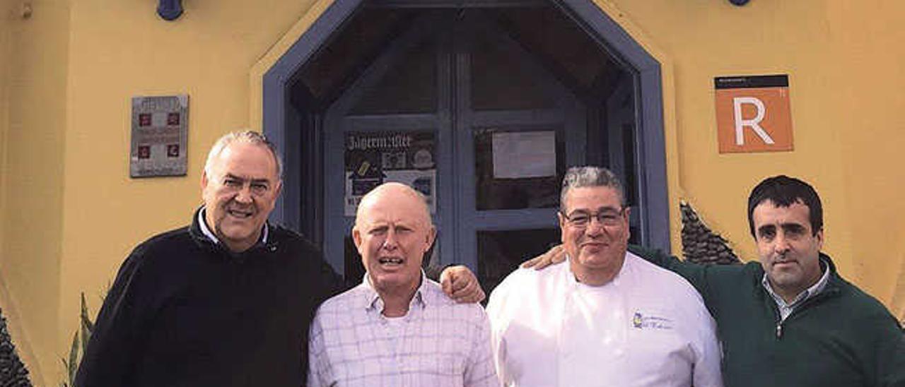 De izda. a dcha., Jesús Hormaechea, presidente de la Cofradía del Queso de Idiazábal, Paco y Humberto, y José Mª Garmendia, presidente del Fecoga.