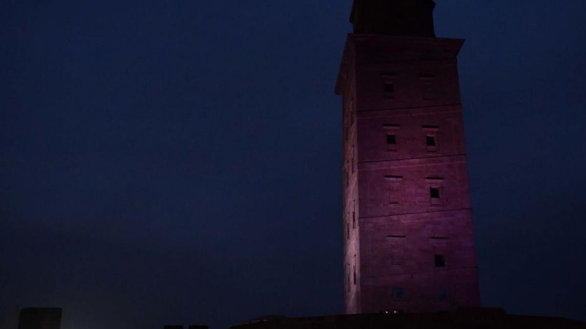 A Coruña apaga su emblema por la ‘Hora del planeta’ | VÍCTOR ECHAVE
