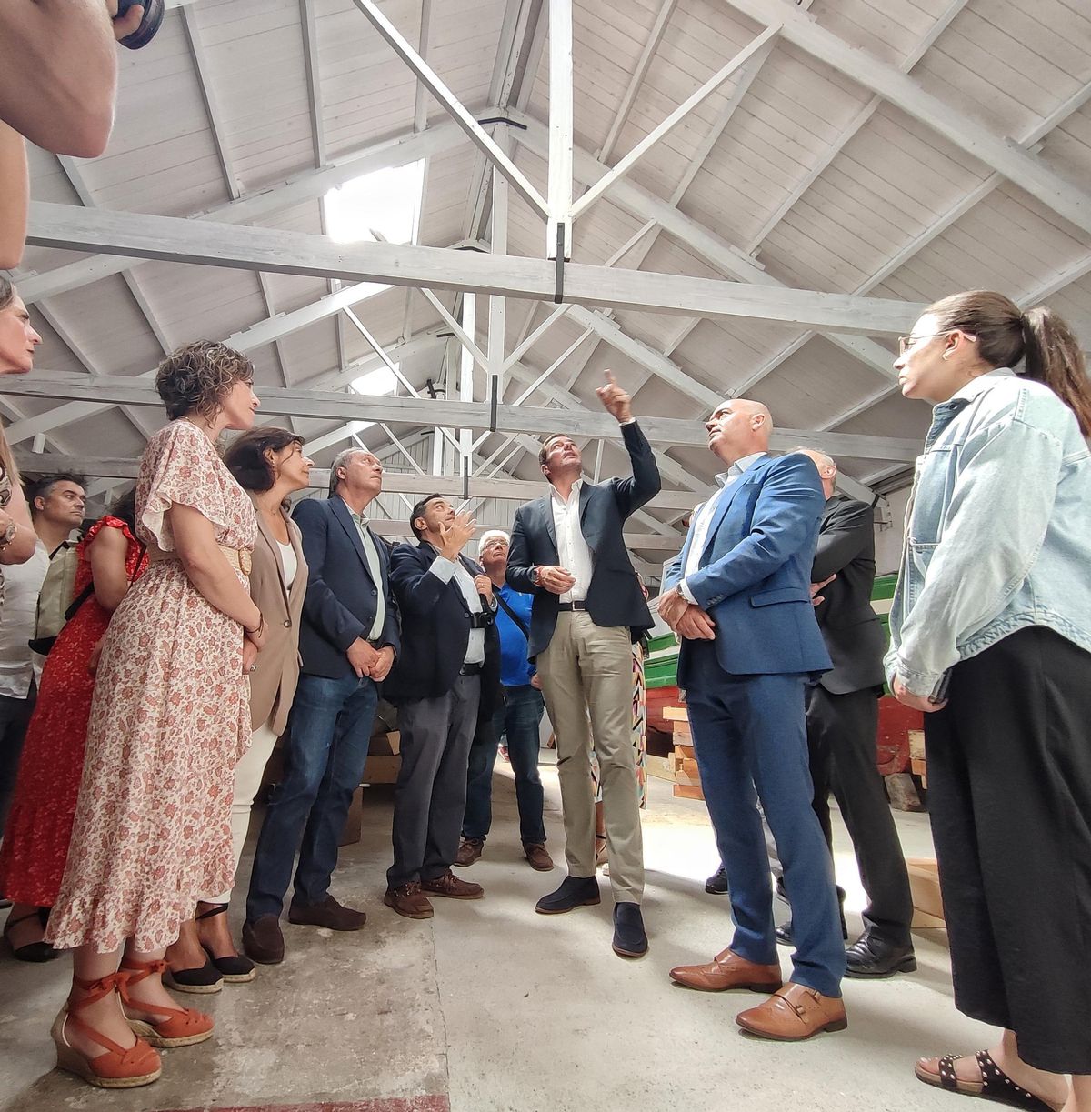 Un momento de la visita en la nave del siglo XIX, donde se exponen las embarcaciones tradicionales.