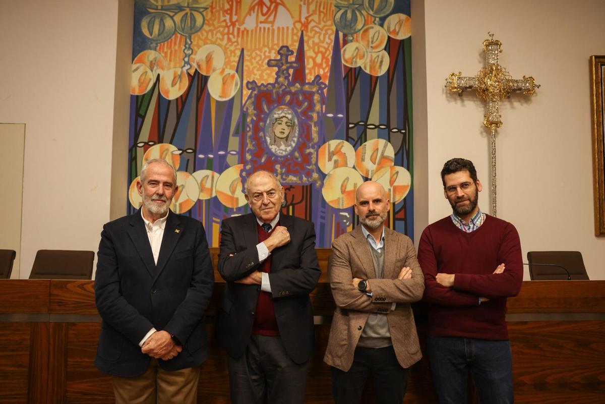 José Carlos Garín, presidente de la Agrupación, José Antonio Marina, José Carlos Ruiz y Alejandro Cerezo, en la Sala Capitular de San Julián.