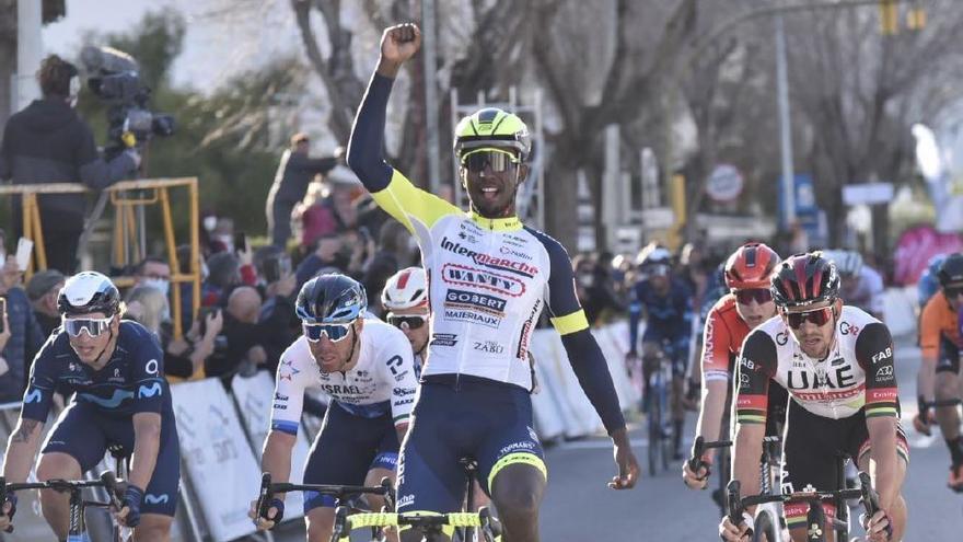 Biniam Ghirmay celebra su triunfo al esprint en la segunda etapa de la Challenge