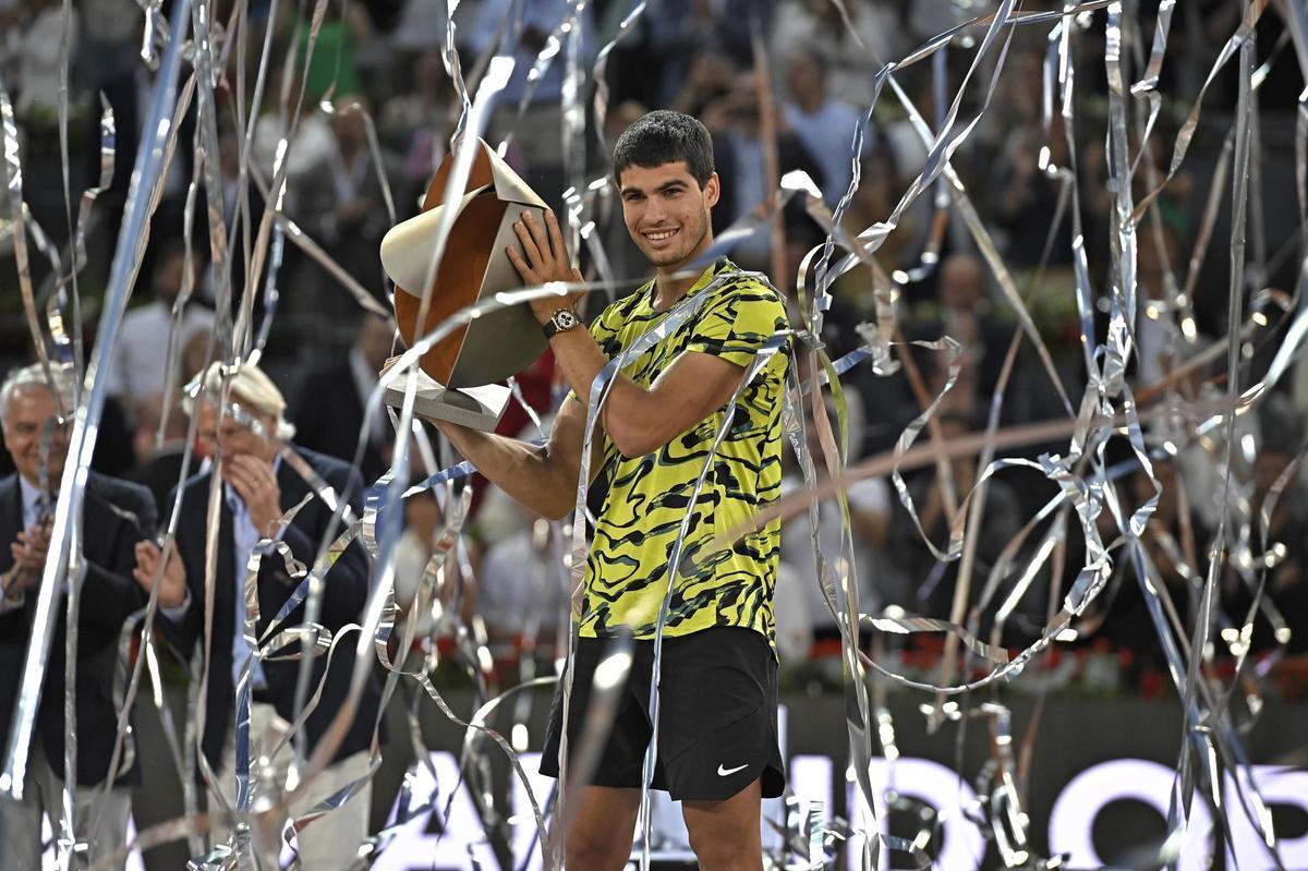 Carlos Alcaraz recoge el trofeo en la final del Mutua Madrid Open tras vencer contra Jan-Lennard Struff en la Caja Mágica.