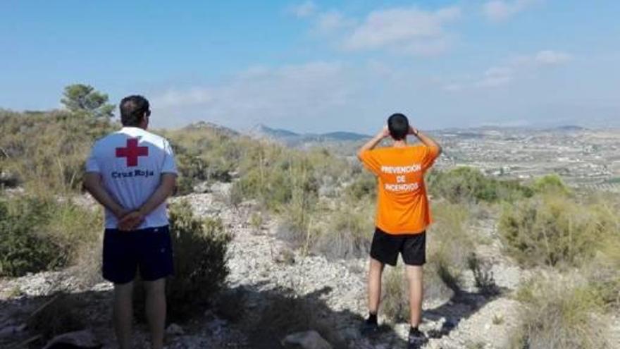 Los voluntarios de Protección Civil y Cruz Roja haciendo la vigilancia este verano en la sierra.