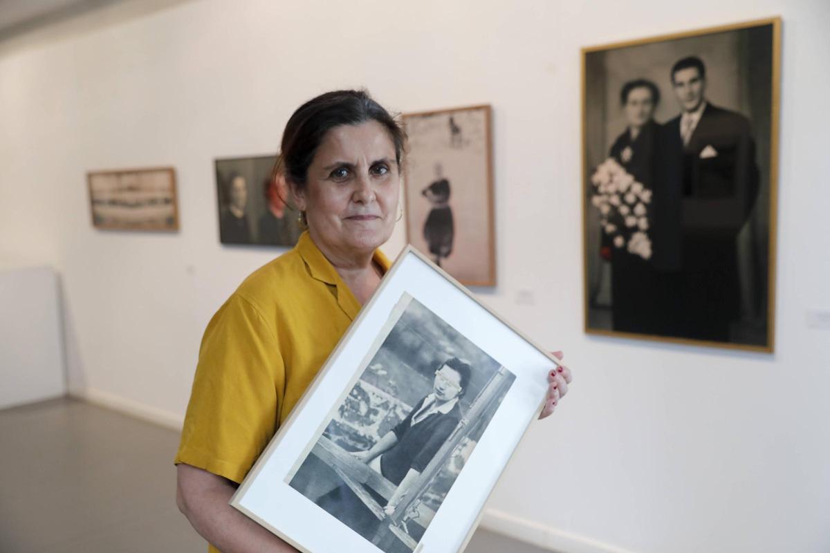 Carmen Santamarina sostiene una de sus obras, en su exposición en el Museo Barjola de Gijón.