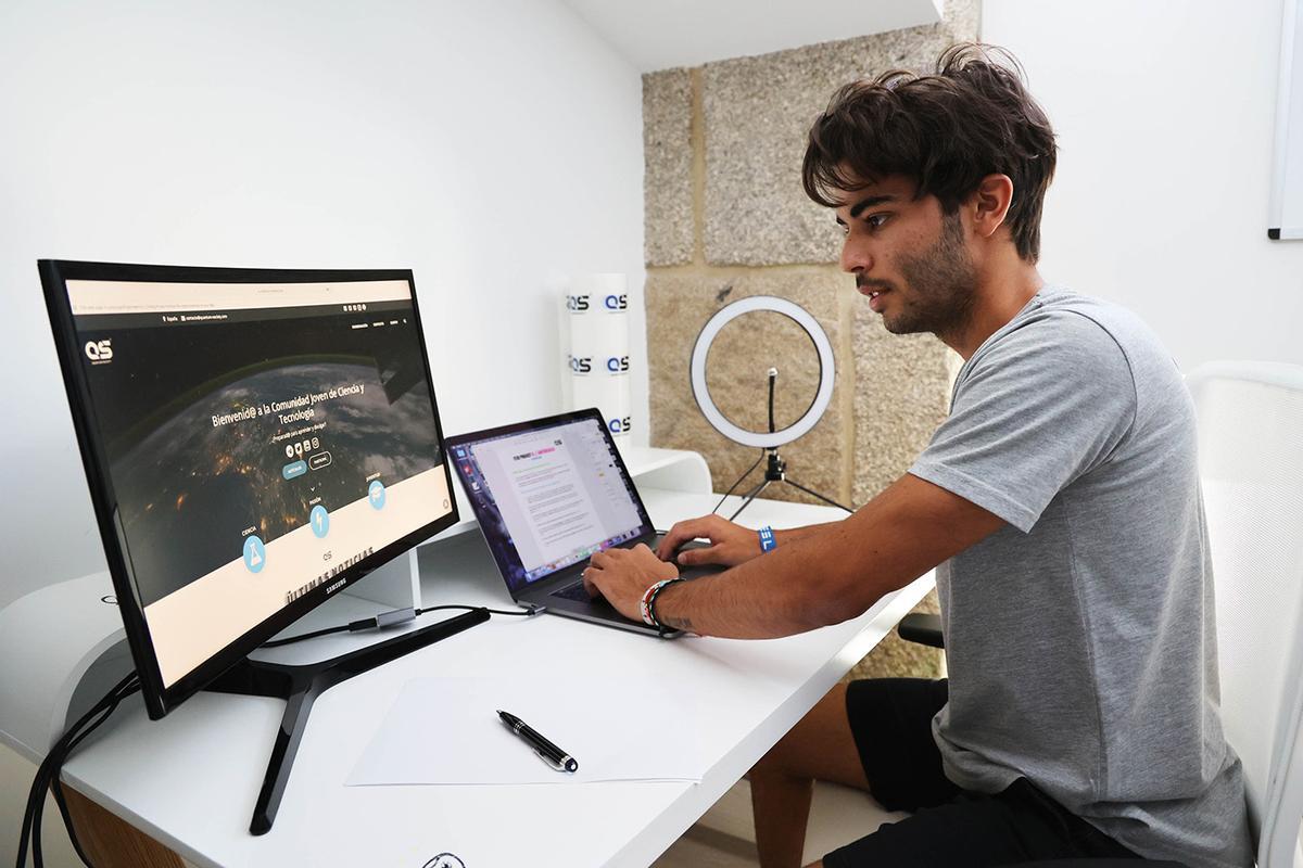 Manuel Ferreira, de 21 años, muestra la página web de Quantum Society