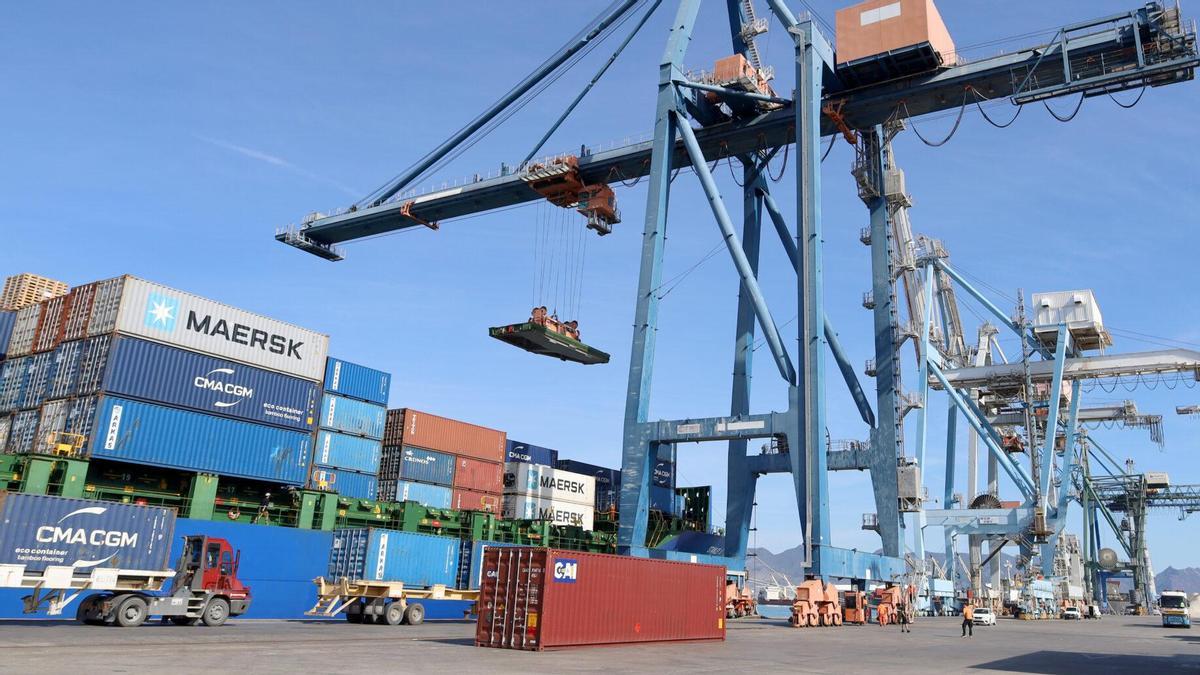 Movimiento de contenedores en PortCastelló.