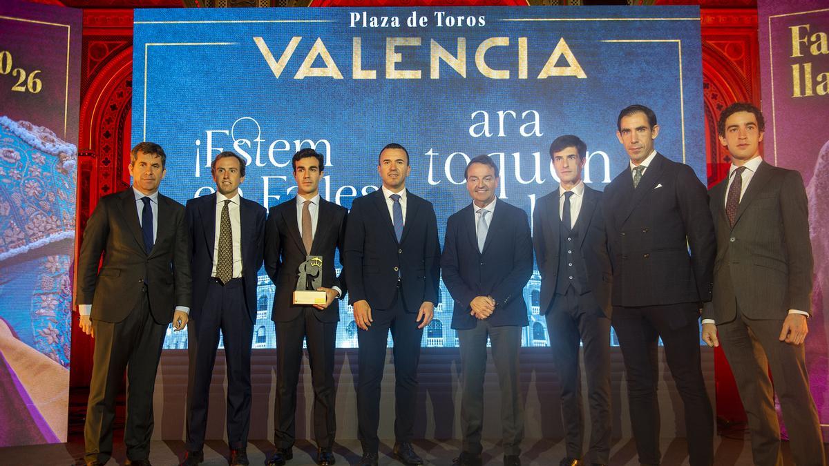 Mompó junto a los empresarios de la plaza de València y los toreros Román, Tomás Rufo, Navalón, Fortes y Víctor Hernández en la presentación de las Fallas