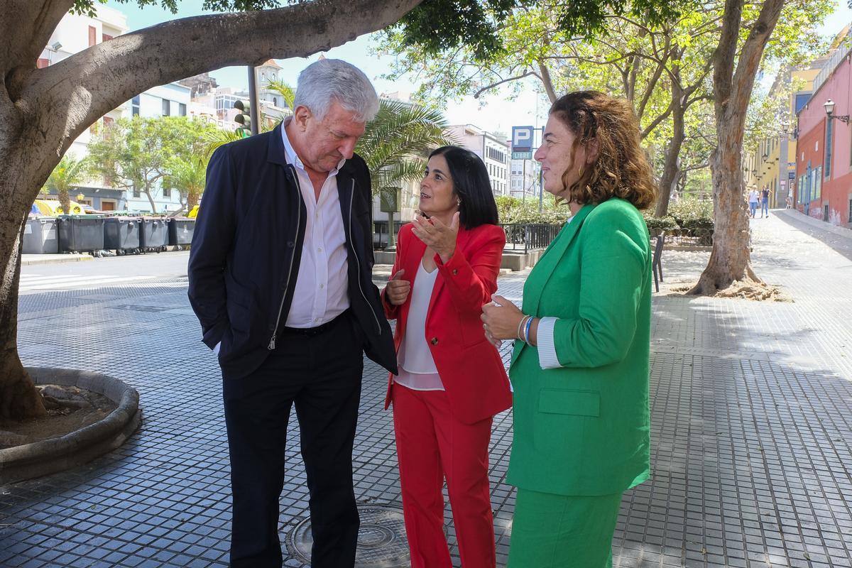 Carolina Darias conversa con Pedro Quevedo en presencia de Gemma Martínez antes de la firma del pacto de gobierno.