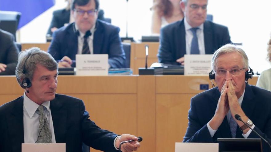 David Sassoli y Michael Barnier en el Parlamento Europeo.