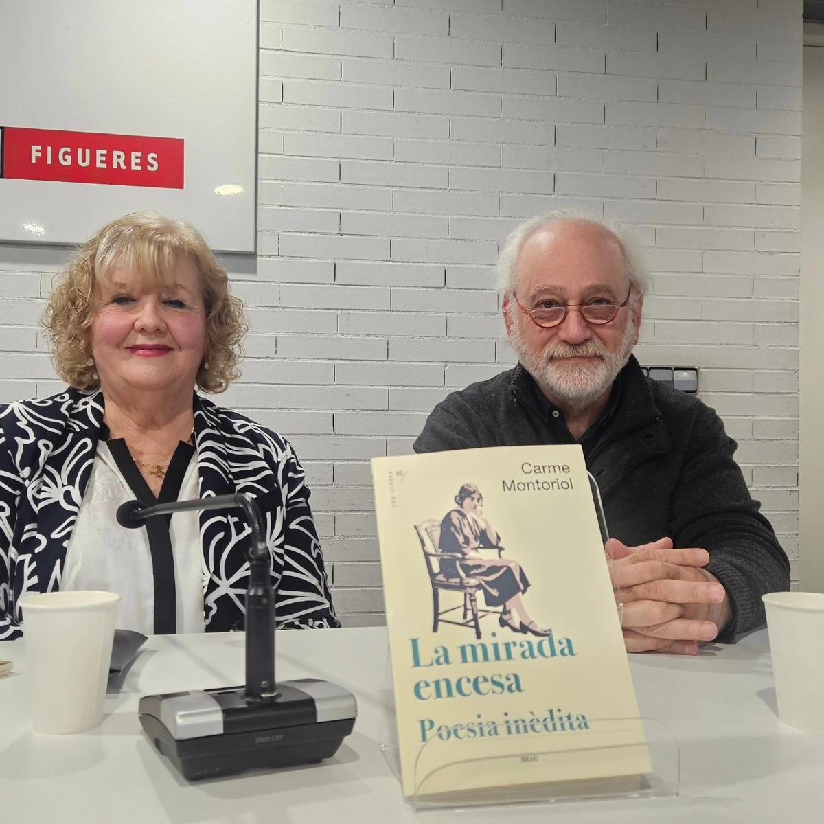 Anna Maria Velaz, curadora de l'obra, i Sam Abrams, durant la presentació a Figueres.