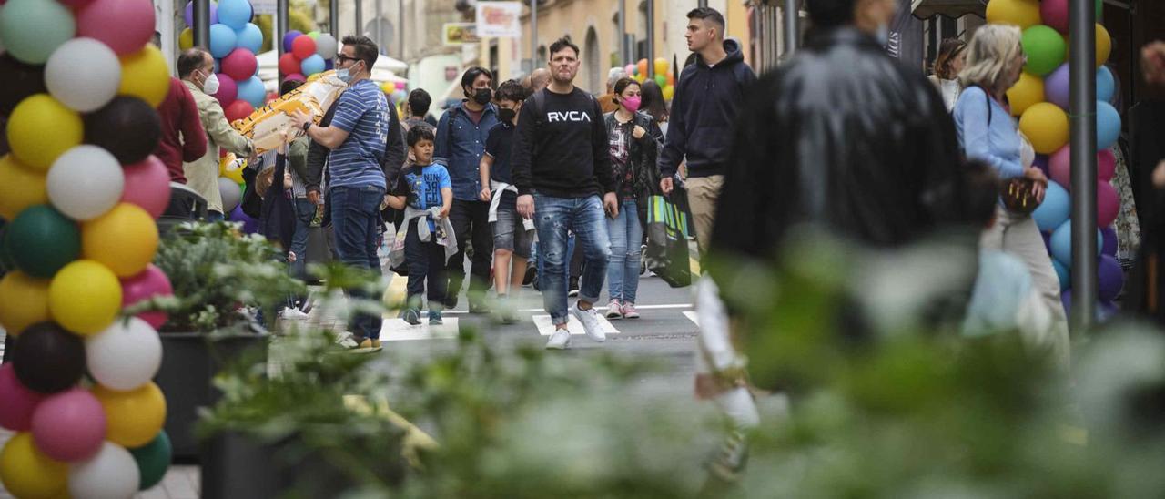 Imagen de la campaña de impulso al comercio de Imeldo Serís, tras la rehabilitación de esta calle. |