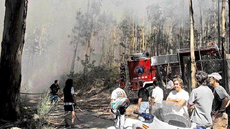 Tareas de extinción del incendio el viernes pasado en Areacova, en Aldán. / GONZALO NÚÑEZ