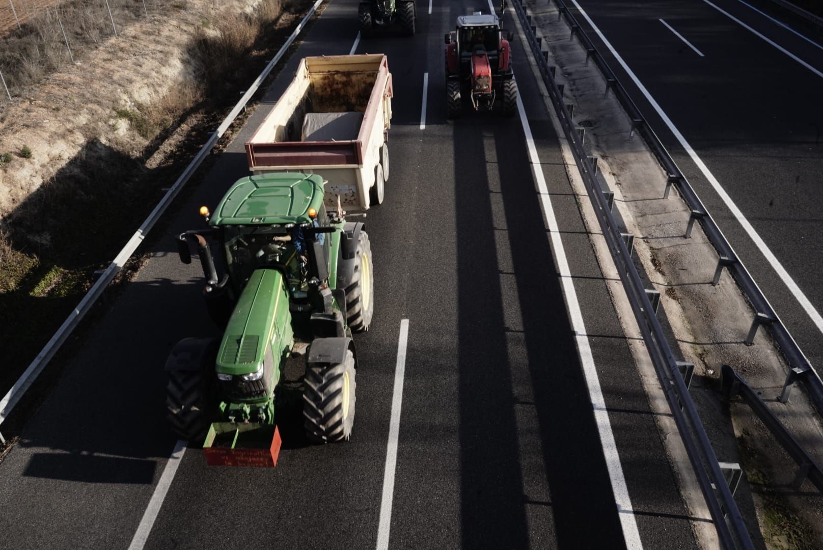 Els pagesos inicien la marxa lenta de tractors cap a Barcelona per la C-16 i reobren la C-25