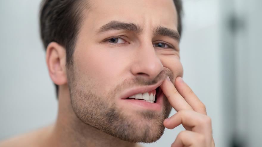 Así puedes saber si tienes las encías sanas (y el riesgo de padecer periodontitis)