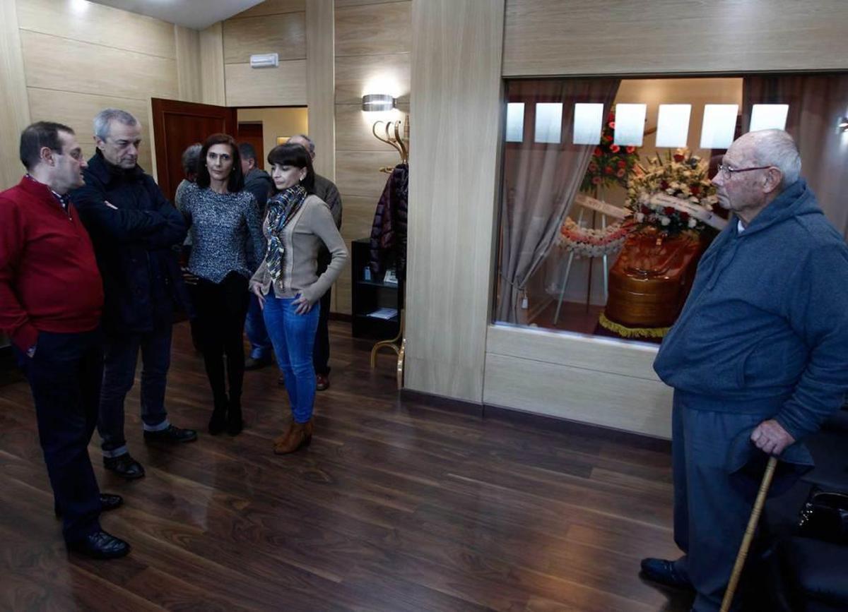 La capilla ardiente del pintor, instalada en Pola de Siero, ayer.