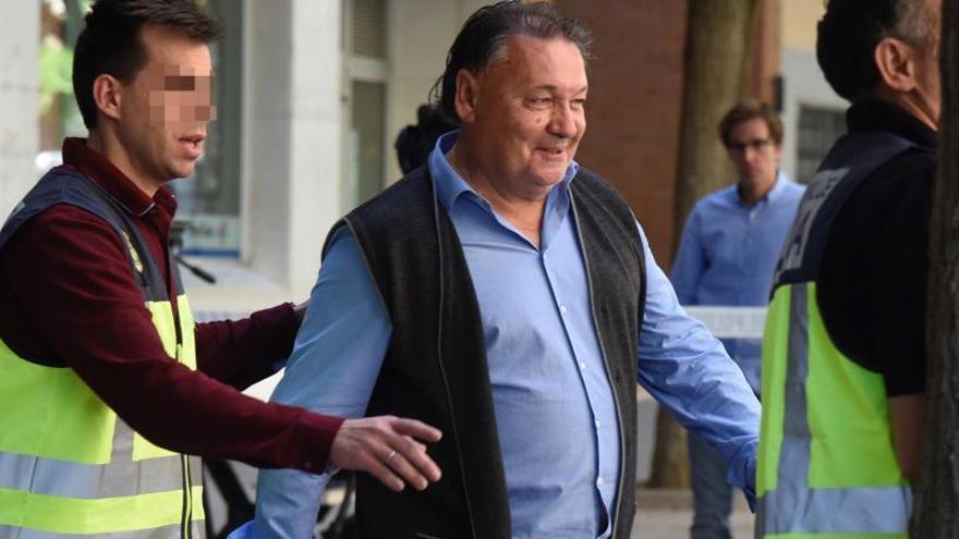 El presidente del Huesca, Agustín Lasaosa, ayer tras su detención en las oficinas del club.